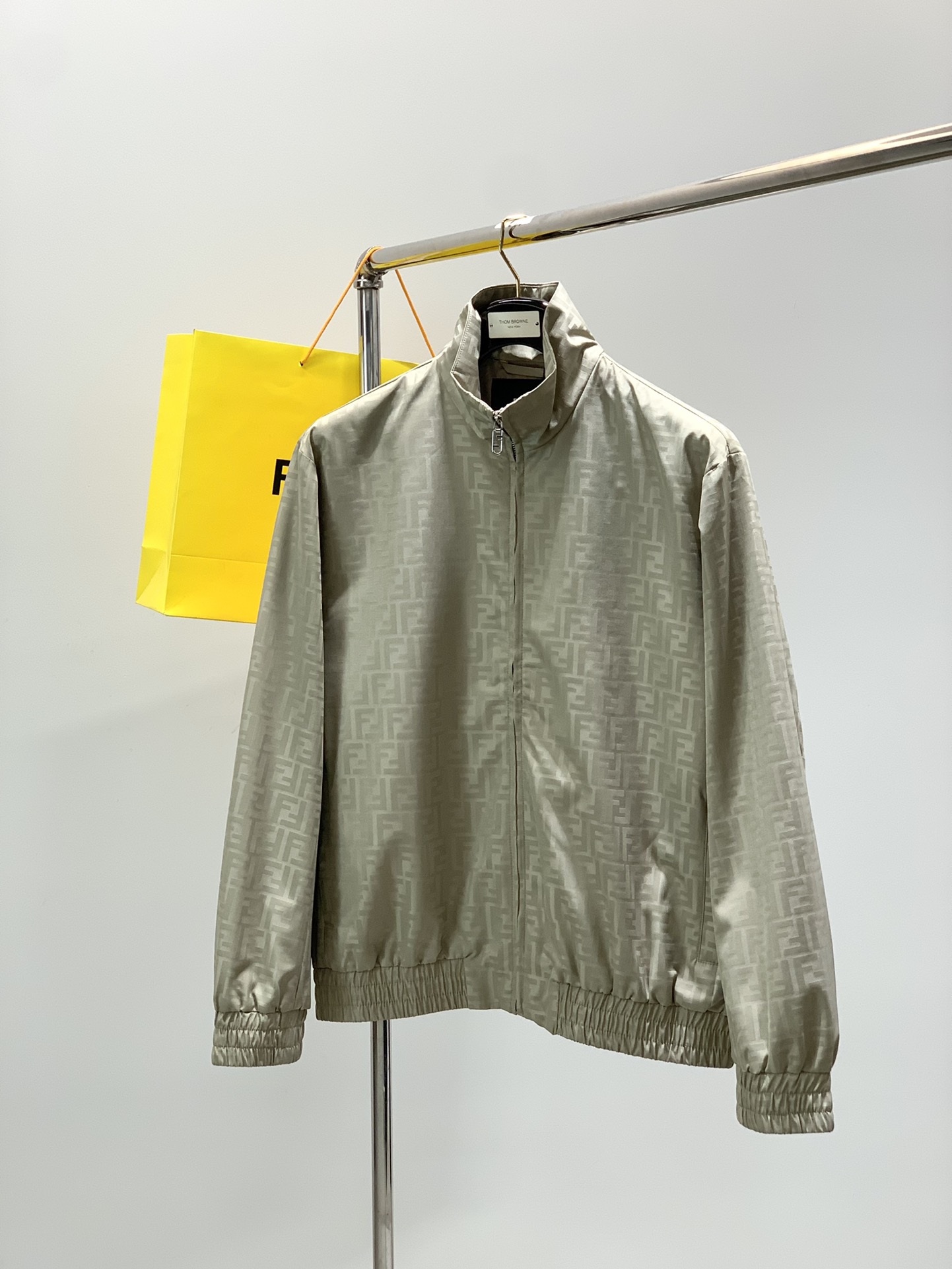 NO:643878,, FENDI Fendi, the latest autumn products, available at counters simultaneously, original goods, fashionable casual jackets, imported original fabrics, top-quality jacquard crafts letter pattern logo, original hardware accessories decoration, unique design, comfortable and breathable upper body, extremely high grade, handsome upper body, 3 colors recommended, code number S-XL Size46485052, length 65676971, bust 117121125129  Shoulder width 47.54950.552 Sleeve length 61626364,,fendi,fendi,jackets & coats,jackets & coats,alexander wang19860909,FENDI 芬迪,秋季最新品,专柜同步有售,原单狠货,时尚休闲夹克外套,进口原版面料,顶级提花工艺字母图案logo,原版五金辅料装饰,独特设计,上身舒适透气,档次极高,上身帅气十足,3色推荐,码数S-XL Size46485052 衣长65676971 胸围117121125129 肩宽47.54950.552 袖长61626364,,fendi,fendi,jackets & coats,jackets & coats,alexander wang,Men's clothing