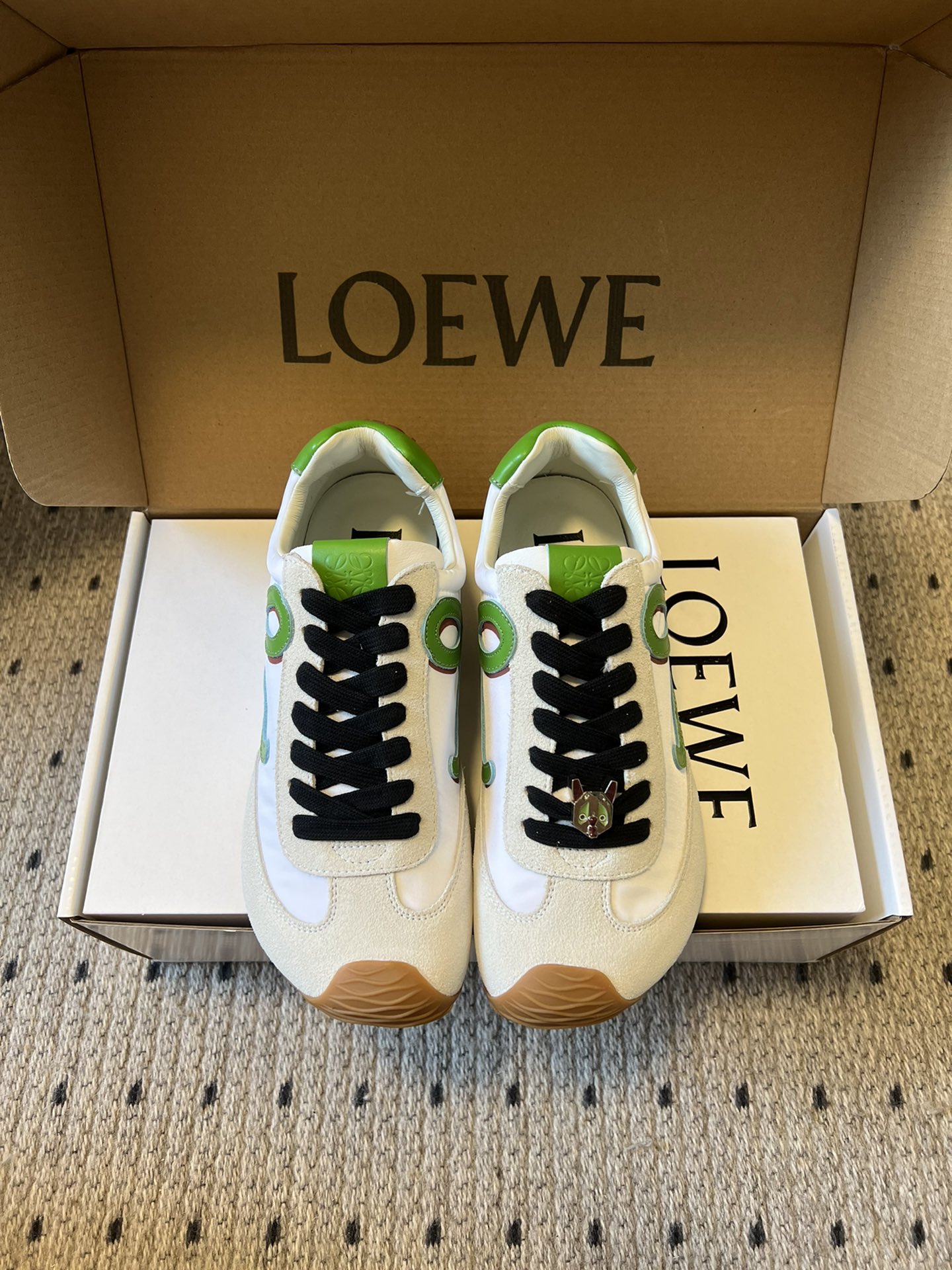 NO:630245,Purchasing-grade Loewe retro-style casual sports shoes Forrest Gump shoes. The shoe body is decorated with LOEWE's iconic 'knot', which is a highly recognizable element of the brand. The style is unique and exquisite. It is made of leather, fabric and other materials, with a soft touch and rich layers, taking into account comfort and retro texture.  It is a low-top retro running shoe with a shoe last that fits the foot shape; the toe is designed with rubber edging, which is both practical and retro style; the sole is a lightweight rubber sole, which is light and comfortable to walk on. There are both simple basic models and contrasting color models, suitable for daily leisure, light commuting and other wearing scenarios. Upper cowhide/cow suede lining Sheepskin outsole Original molded outsole Increased by 3cm Size: Women's size 35-40  Men's sizes 39-45 (customized sizes 40 and 45 are non-refundable), casual shoes/sports shoes, loewe, sneakers, cowhide, sheepskin19860909代购级 Loewe复古风休闲运动鞋阿甘鞋 鞋身带有LOEWE标志性的“绳结”装饰,是品牌辨识度很高的元素,风格独特且精致.采用皮革、织物等材质拼接,触感柔软且层次丰富,兼顾舒适与复古质感. 是低帮复古跑鞋鞋型,鞋楦贴合脚型；鞋头采用橡胶包边设计,兼具实用性与复古风格；鞋底是轻质橡胶底,走路轻盈舒适.既有简约基础款也有撞色款,适配日常休闲、轻通勤等多种穿搭场景. 鞋面牛皮/牛反绒 内里羊皮 大底原版开模大底 增高3cm size :女码35-40码 男码39-45码（40、45码定制不退换）,休闲鞋/运动鞋,loewe,sneakers,cowhide,sheepskin,Women's Shoes