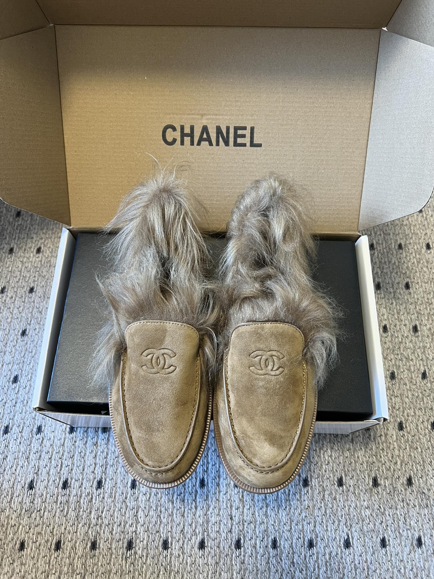 NO:630876,Purchasing-grade Chanel 25ss new furry loafers for autumn and winter. Chanel's classic double C logo is printed on a prominent position on the shoe body to enhance brand recognition and luxury. The fluffy plush design is used at the mouth or upper of the shoe, which not only improves warmth in autumn and winter, but also adds a soft, retro visual layer. It combines smooth leather, suede and other upper materials to form a texture contrast with the plush, taking into account both sophistication and comfort. Continuing the simple shoe style of loafers, the round and smooth silhouette is suitable for a variety of wearing styles, from casual to light and sophisticated styles. It covers black, beige brown, black and white contrasting colors, etc., to meet the matching needs of different scenes, with both fashion and practicality. The upper is imported sheepskin, the lining is imported Tuscan wool, the outsole is Italian leather, and the height is increased by 2.5cm. size 35-40 (customized size 40 is not returnable), loafers, chanel, chanel, loafers, sheepskin, chamois leather, Leather soles19860909代购级 Chanel 25ss秋冬新款毛毛乐福鞋单鞋 鞋身显著位置印有香奈儿经典双C Logo,强化品牌辨识度与奢华感.鞋口或鞋帮处采用蓬松毛绒设计,既提升秋冬保暖性,又增添柔糯、复古的视觉层次.结合光滑皮革、麂皮等鞋面材质,与毛绒形成质感对比,兼顾精致感与舒适度. 延续乐福鞋的简约鞋型,圆润流畅的轮廓适配多种穿搭风格,从休闲到轻熟风都能轻松驾驭.涵盖黑色、米棕、黑白撞色等配色,满足不同场景的搭配需求,兼具时尚感与实用性. 鞋面进口羊皮 内里进口托斯卡纳毛 大底意大利真皮大底 增高2.5cm size35-40码（40码定制不退换）,乐福鞋毛毛鞋,chanel,chanel,loafers,sheepskin,chamois leather,Leather soles,Women's Shoes