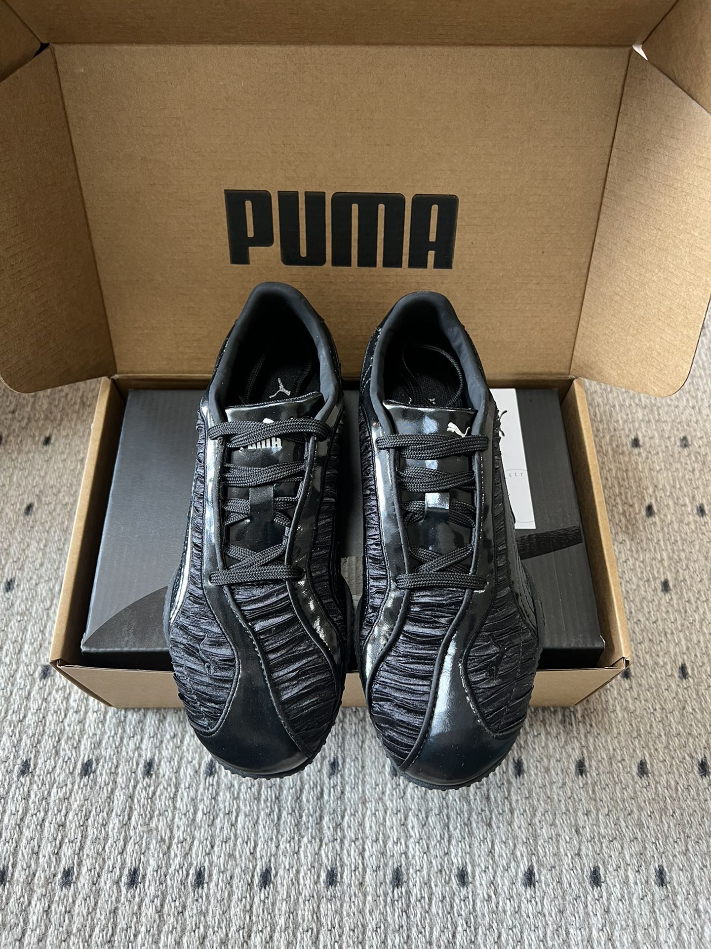 NO:630323,Puma 25ss retro pleated design sports-style casual shoes follow the design route of retro football shoes, combining classic sports shoe styles with modern texture. They have a retro trend and can be worn for daily wear. The upper is made of textured embossed material, with bright splicing, which is visually layered and has a high-quality texture; the black and white colors are simple and versatile.  Low-top + streamlined shoe body, the shoe shape is pedicure-oriented, retaining the comfort of sports shoes without looking bulky, and is suitable for daily wear with casual wear and light sports style. The flat sole + soft sole makes walking comfortable; the shoe body is light, taking into account the functionality of sports shoes and the casual sex of casual shoes. The upper is imported pearl calfskin/original fabric, the inner mesh is lined, the outsole is rubber, and the height is increased by 2cm  SIZE35-40 (customized sizes 40 are non-refundable), casual shoes/sports shoes, sneakers, cowhide19860909Puma 25ss 复古褶皱设计运动风休闲鞋 走复古足球鞋的设计路线,将经典运动鞋型与现代质感结合,既有复古潮流感,又能兼顾日常穿搭.鞋面采用纹理压纹材质,搭配亮面拼接,视觉上有层次且质感高级；黑白双色都是简约百搭款. 低帮+流线型鞋身,鞋型偏修脚,既保留了运动款的舒适感,又不会显得笨重,日常搭配休闲装、轻运动风都合适.平底+柔软鞋底,走路脚感舒适；鞋身轻便,兼顾了运动鞋的功能性和休闲鞋的随性感. 鞋面进口珍珠小牛皮/原版布 内里网里 大底橡胶大底 增高2cm SIZE35-40码（40码定制不退换）,休闲鞋/运动鞋,sneakers,cowhide,Women's Shoes