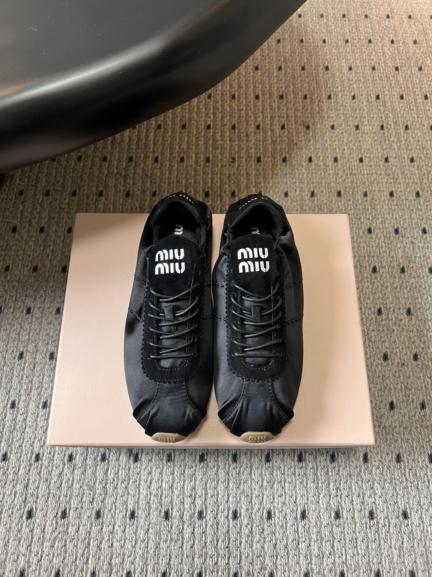 NO:630306,MiuMiu Plume series satin ballet Forrest casual shoes combine the casual sportiness of Dexun shoes with the elegance and softness of ballet shoes. They have both retro sports style and the exquisiteness of French ballet. The satin upper has glossy wrinkles, and the suede adds a soft mist feel, making it both visually and tactilely advanced.  Paired with flat shoelaces, the shoe shape is narrow and compact, with a rounded toe and light-colored rubber flat sole, which is light and makes the foot smaller. The leather insole is soft and comfortable for the upper foot, and the flat-soled design is not tiring for daily walking. There are many colors to choose from, and it can be worn with skirts and jeans. It is a popular item for sweet-cool and ballet-style wear. The upper is high-mercerized cow suede/silk cloth, the lining cloth/sheepskin, and the rubber outsole is increased by 2cm.  SIZE35-40 (customized sizes 40 are non-refundable), casual shoes/sports shoes, miumiu, sneakers, skirts, jeans, sheepskin, real silk, chamois leather19860909MiuMiu Plume系列缎面芭蕾阿甘休闲鞋 把德训鞋的休闲运动感和芭蕾舞鞋的优雅柔和结合,既有复古运动风,又带法式芭蕾的精致感.缎面鞋面自带光泽褶皱,麂皮增加柔雾感,视觉和触感都很高级. 搭配扁平鞋带,鞋型偏窄巧,鞋头圆润+浅色橡胶平底,轻盈又显脚小.皮革内底,上脚软和舒适,平底设计日常走路也不累.颜色多选,能搭裙子、牛仔裤,是甜酷风合芭蕾风穿搭的热门单品. 鞋面高丝光牛反绒/真丝布 内里布/羊皮 大底橡胶大底 增高2cm SIZE35-40码（40码定制不退换）,休闲鞋/运动鞋,miumiu,sneakers,skirts,jeans,sheepskin,real silk,chamois leather,Women's Shoes