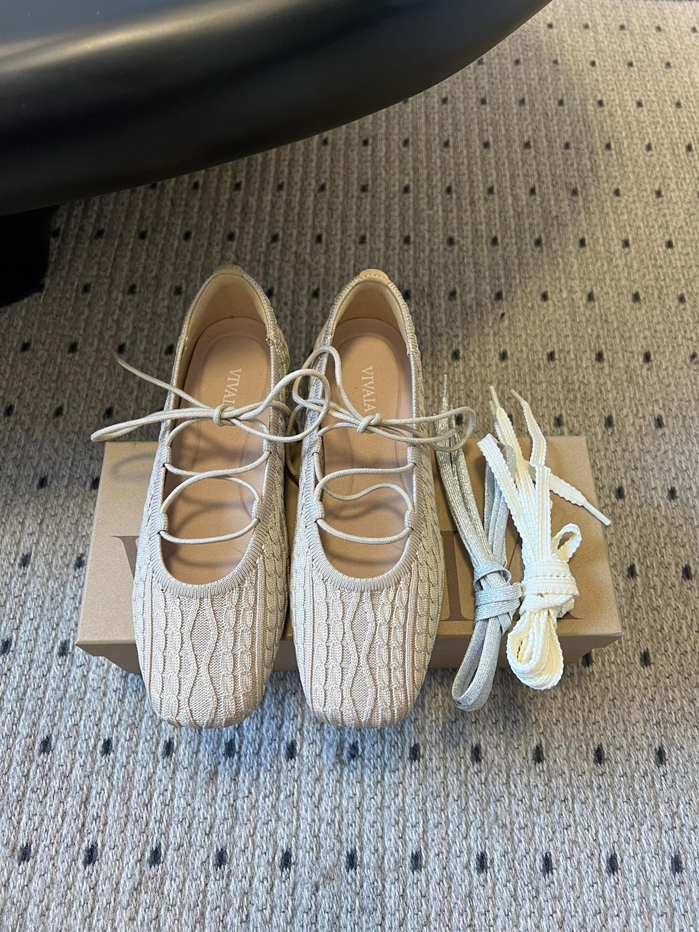 NO:629086,Vivai*25ss knitted style flat shoes Mary Jane shoes are made of knitted fabric. The upper has a twist texture, which is light and elastic. It feels like wearing socks and is breathable. The square toe + lace elements give it a sweet and casual feel. It not only retains the softness of ballet shoes, but also adds a casual feel through the knitted texture.  Flat sole + elastic fabric, highly tolerant to the shape of the foot, very comfortable for daily shopping and commuting, and very light weight. Basic color + bright color, the red plaid bow is detachable, and can switch between simple and playful styles. Non-woven upper, sheepskin lining, rubber outsole, increased by 2cm SIZE35-40 (40 yards customization is not returnable), Mary Jane, mary jane, flats, sheepskin, socks19860909Vivai*25ss 针织风平底鞋玛丽珍鞋单鞋 用针织面料,鞋面有麻花纹理,轻便又有弹性,脚感像穿袜子一样贴合,同时兼顾透气度.方头+系带元素,甜中带点休闲感,既保留了芭蕾鞋的柔美,又通过针织纹理增加了随性感. 平底+弹性面料,对脚型包容度高,日常逛街、通勤都很舒适,而且自重很轻.基础色系+亮色,红色款的格纹蝴蝶结是可拆卸的,能切换简约/俏皮两种风格. 鞋面非织面 内里羊皮 大底橡胶大底 增高2cm SIZE35-40码（40码定制不退换）,玛丽珍,mary jane,flats,sheepskin,socks,Women's Shoes