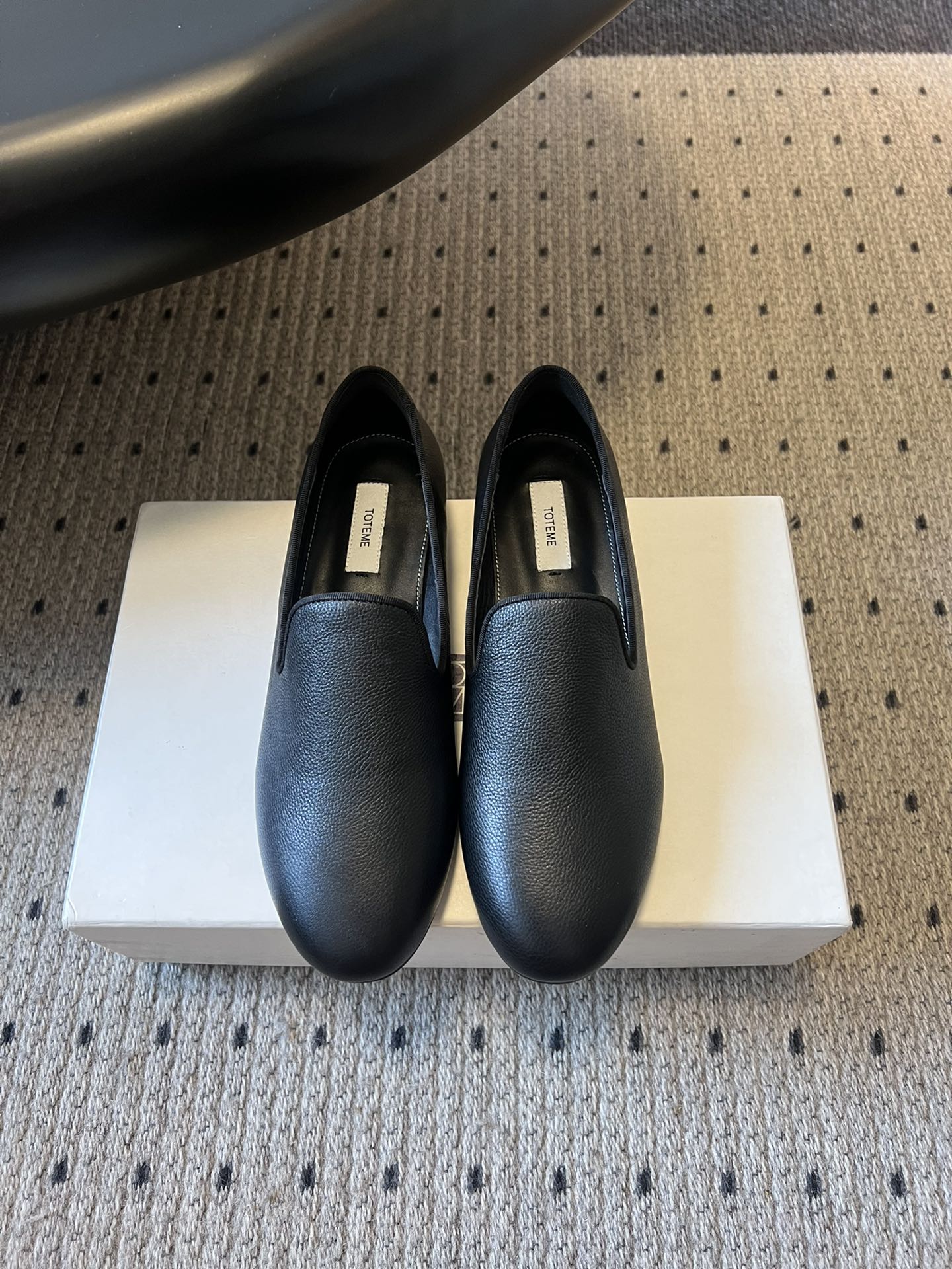 NO:630308,Toteme 25ss new deep-mouth flat-soled single shoes are designed with a square-toe slip-on style, simple and elegant, belonging to the minimalist style of 'old money style', with clean lines and no unnecessary decoration, showing low-key elegance. The heel is a flat-soled style, which is comfortable to wear and can modify the shape of the foot.  Both the hand and the feet are super soft, there is no softest, only softer. This is the feeling of wearing bare feet. It feels like every pore is breathing. After putting on the feet, the temperament has changed and improved, which plays the finishing touch in the whole outfit. I sincerely recommend that everyone keep more of these comfortable and casual shoes in the shoe cabinet. It is too worry-free to just go out. Upper cowhide/sheep/velvet lining sheepskin  Outsole Italian genuine leather outsole increased by 2cm SIZE35-40 (40 size customization is not returnable), loafers, loafers, cowhide, sheepskin, sheep, Leather soles19860909Toteme 25ss 新款深口平底单鞋穆勒鞋 设计为方头一脚蹬样式,简约大气,属于“老钱风”的极简风格,线条利落,没有多余装饰,尽显低调优雅.鞋跟是平底款式,穿着舒适且能修饰脚型. 无论是手感还是上脚都超级软,没有最软,只有更软,这是光脚穿的感受,感觉每一个毛孔都在呼吸,上脚后气质变了升化了,在整套穿搭中起到了画龙点睛的作用.真心推荐大家鞋柜里一定要多留一些这种脚感舒适又随性大方的鞋,平时一脚蹬出门太省心. 鞋面牛皮/羊猄/天鹅绒 内里羊皮 大底意大利真皮大底 增高2cm SIZE35-40码（40码定制不退换）,乐福鞋,loafers,cowhide,sheepskin,sheep,Leather soles,Women's Shoes