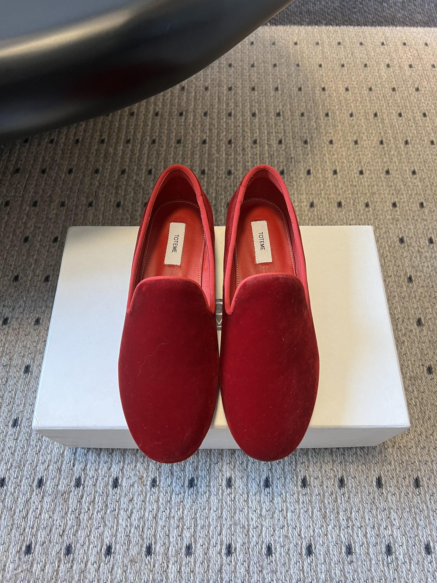 NO:629013,Totem* 25ss new deep-mouth flat-soled single shoe mules are designed with a square toe slip-on style, simple and elegant, belonging to the 'old money style' minimalist style, with clean lines and no unnecessary decoration, showing low-key elegance. The heel is a flat-soled style, which is comfortable to wear and can modify the shape of the foot.  Both the hand and the feet are super soft, there is no softest, only softer. This is the feeling of wearing bare feet. It feels like every pore is breathing. After putting on the feet, the temperament has changed and improved, which plays the finishing touch in the whole outfit. I sincerely recommend that everyone keep more of these comfortable and casual shoes in the shoe cabinet. It is too worry-free to just go out. Upper cowhide/sheep/velvet lining sheepskin  Outsole Italian genuine leather outsole increased by 2cm SIZE35-40 (40 size customization is not returnable), loafers, loafers, cowhide, sheepskin, sheep, Leather soles19860909Totem* 25ss 新款深口平底单鞋穆勒鞋 设计为方头一脚蹬样式,简约大气,属于“老钱风”的极简风格,线条利落,没有多余装饰,尽显低调优雅.鞋跟是平底款式,穿着舒适且能修饰脚型. 无论是手感还是上脚都超级软,没有最软,只有更软,这是光脚穿的感受,感觉每一个毛孔都在呼吸,上脚后气质变了升化了,在整套穿搭中起到了画龙点睛的作用.真心推荐大家鞋柜里一定要多留一些这种脚感舒适又随性大方的鞋,平时一脚蹬出门太省心. 鞋面牛皮/羊猄/天鹅绒 内里羊皮 大底意大利真皮大底 增高2cm SIZE35-40码（40码定制不退换）,乐福鞋,loafers,cowhide,sheepskin,sheep,Leather soles,Women's Shoes