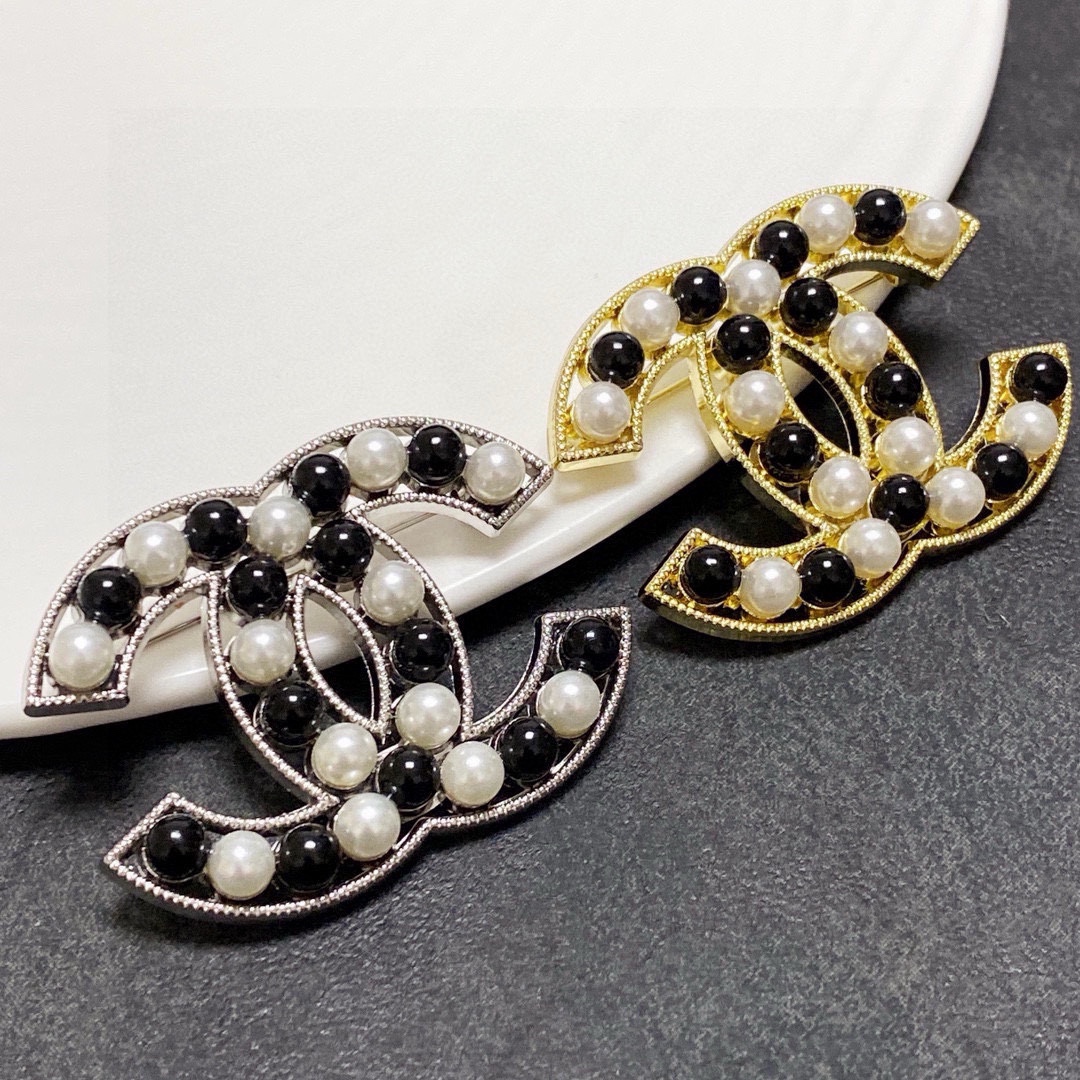 NO:641776,CHANEL Xiaoxiang counter's new pearl Chanel brooch is the accessory that understands women best. Women who devote all their efforts to being themselves tend to cherish the meaning of brooches more. Ms. Chanel pinned the brooch on her hat and told the fashionable ladies who imitated her [Broches are very practical. They can be pinned on the collar of a suit, on a pocket, on a hat, on a belt or on an evening dress. Boutique jewelry, chanel, chanel, business suit, brooch, breastpin, hats19860909CHANEL小香 专柜新款珍珠香奈儿胸针,是最懂女人的饰物.那些倾注了全部心血去做自己的女人,往往更珍惜胸针的意义.香奈儿女士把胸针别在帽子上,并告诉那些模仿她的时髦女士们[胸针可是非常实用,它可以别在西装领上、口袋上、帽子上、腰带上或者是晚礼服上,饰品精品,chanel,chanel,business suit,brooch，breastpin,hats,Jewelry