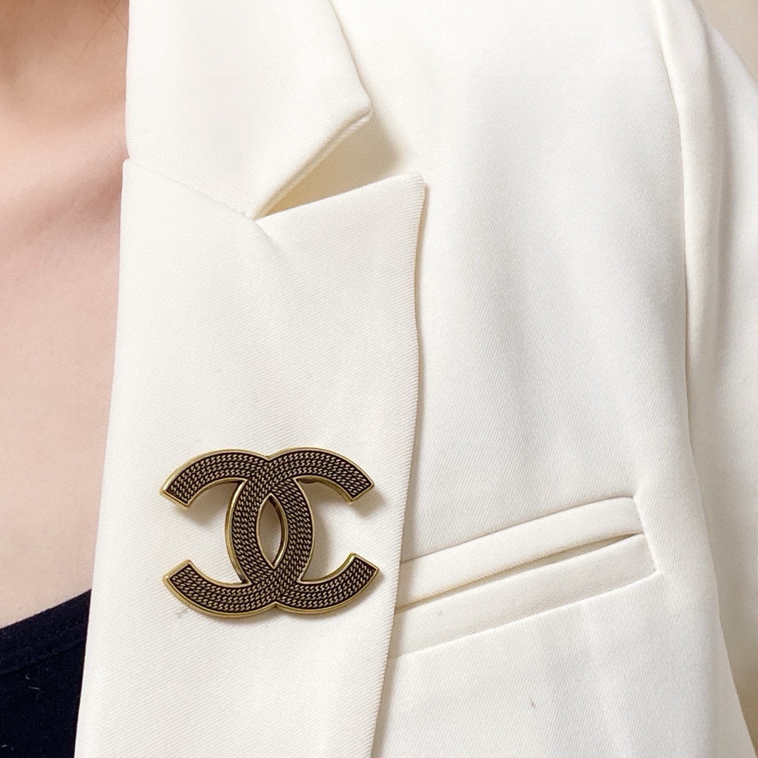 NO:641779,CHANEL Xiaoxiang counter's new second-hand Chanel brooch is the accessory that understands women best. Women who devote all their efforts to being themselves tend to cherish the meaning of the brooch more. Ms. Chanel pinned the brooch on her hat and told the fashionable ladies who imitated her that 'brooches are very practical. They can be pinned on the collar of a suit, on a pocket, on a hat, on a belt or on an evening dress. Boutique jewelry, chanel, chanel, business  suit, brooch, breastpin, hats19860909CHANEL小香 专柜新款中古香奈儿胸针,是最懂女人的饰物.那些倾注了全部心血去做自己的女人,往往更珍惜胸针的意义.香奈儿女士把胸针别在帽子上,并告诉那些模仿她的时髦女士们[胸针可是非常实用,它可以别在西装领上、口袋上、帽子上、腰带上或者是晚礼服上,饰品精品,chanel,chanel,business suit,brooch，breastpin,hats,Jewelry