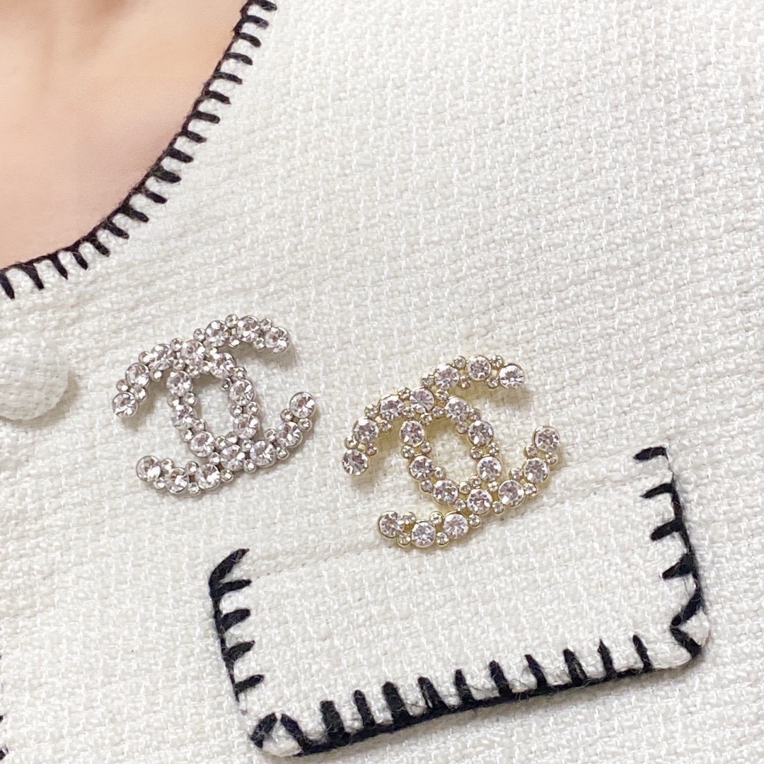 NO:641778,CHANEL Xiaoxiang's new counters are synchronized with the new Chanel brooch, which is the accessory that best understands women. Women who devote all their efforts to being themselves tend to cherish the meaning of the brooch more. Ms. Chanel pinned the brooch on her hat and told the fashionable ladies who imitated her [Broches are very practical. They can be pinned on the collar of a suit, on a pocket, on a hat, on a belt or on an evening dress. Boutique jewelry, chanel, chanel, business  suit, brooch, breastpin, hats19860909CHANEL小香 专柜新款同步上新香奈儿胸针,是最懂女人的饰物.那些倾注了全部心血去做自己的女人,往往更珍惜胸针的意义.香奈儿女士把胸针别在帽子上,并告诉那些模仿她的时髦女士们[胸针可是非常实用,它可以别在西装领上、口袋上、帽子上、腰带上或者是晚礼服上,饰品精品,chanel,chanel,business suit,brooch，breastpin,hats,Jewelry