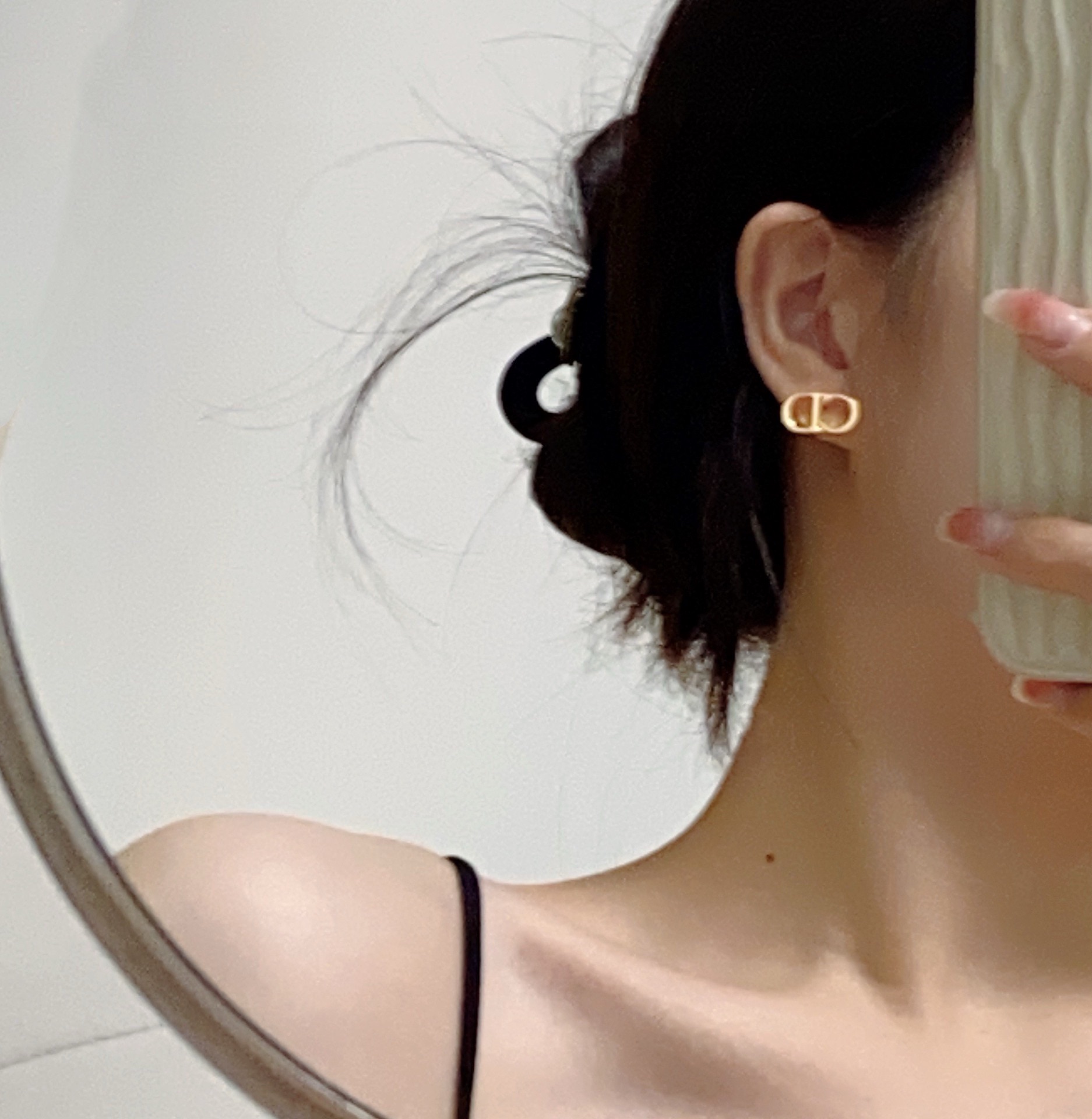 NO:641785,Dior's classic CD earrings, which are the same as those of many goddesses, are simple and elegant. The classic CD earrings highlight the unique urban style. They are full of chic and nobleness in every square inch. The original brass 925 sterling silver needle material is genuine quality!  , jewelry boutique, dior, dior, earrings, pure silver19860909迪奥Dior 经典款众多女神同款 CD小耳钉 简约又大方 经典的CD耳环 彰显着特立独行的都市风尚,方寸之间,尽显别致与矜贵.原版黄铜925纯银针 材质 正品品质 ！,饰品精品,dior,dior,earrings,pure silver,Jewelry