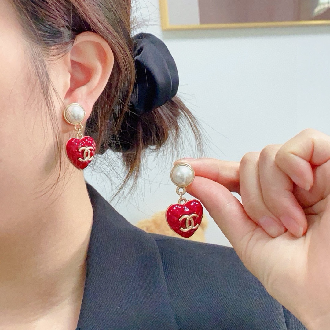 NO:641791,The new high-end Chanel Xiaoxiang double C simple New Year red love earrings are really super beautiful. The design looks simple but the wearing effect is so good. Even I have small earlobes and it is okzp. The upper ear is super elegant and suitable for various occasions. Boutique jewelry, chanel, earrings19860909新款上市高端Chanel 小香双C简约新年红爱心耳钉耳坠这款耳环真的超级美看着设计简单但是佩戴效果好看到爆就连我这种小耳垂的也很okzp上耳超气质优雅适合各种场合,饰品精品,chanel,earrings,Jewelry