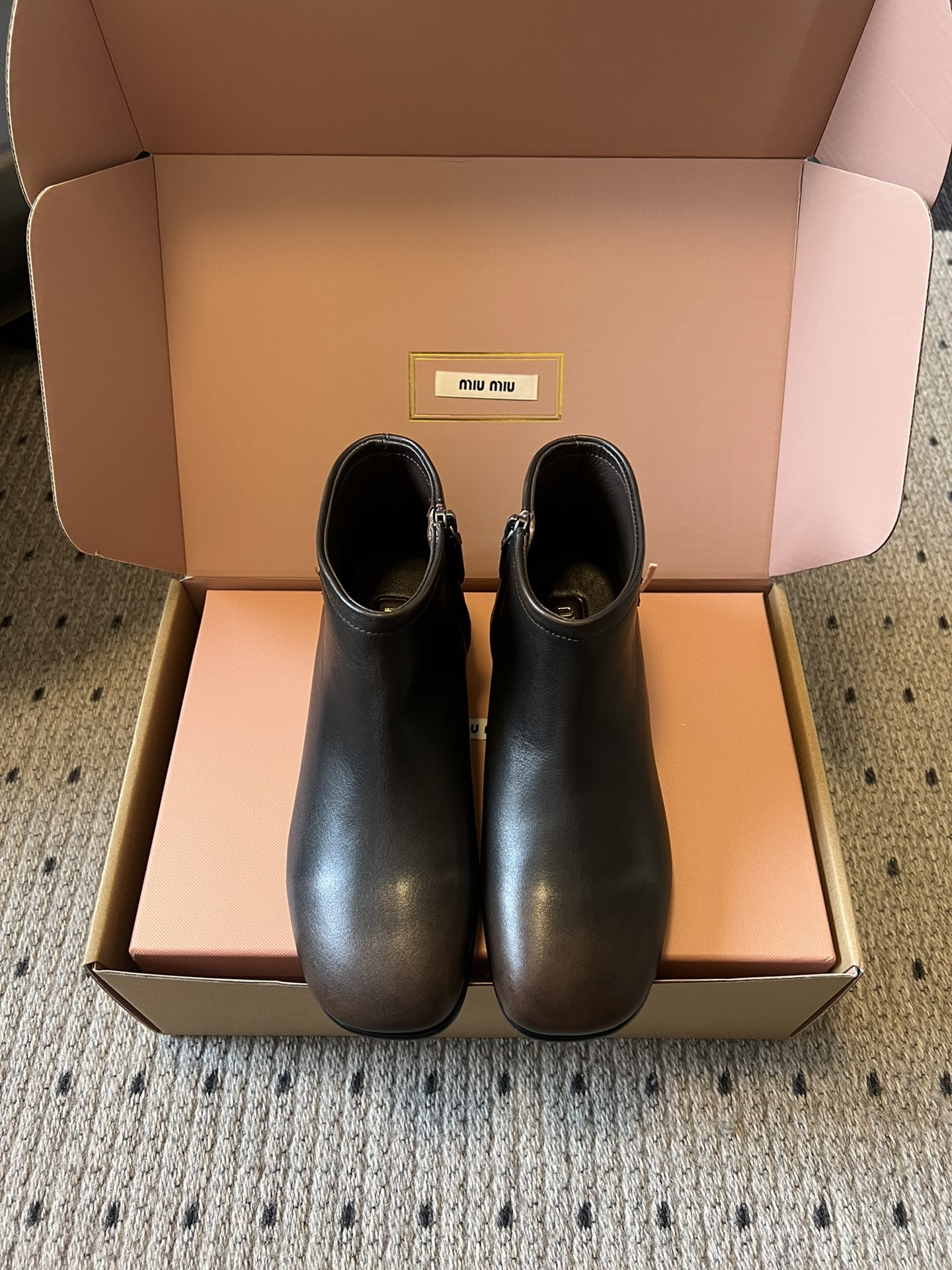 NO:630242,Purchasing-grade Miu Miu 25ss retro high-end square-toe short boots. The square toe + retro silhouette of the short boot shaft are matched with gradient distressed leather. It has a lazy and relaxed feel of 'retro distressed' and is an iconic item of 'old money style'. The upper has no unnecessary decoration, and only relies on the soft leather texture + gradient color to reflect the high-end feel;  The invisible zipper design on the side makes it easy to put on and take off while maintaining the overall minimalist lines. The dark gradient color matching is very adaptable and can be worn with suit pants, denim skirts, coats and other autumn and winter items. Whether you are commuting or going out casually, you can wear it for a low-key and refined atmosphere. The upper is polished cowhide, the lining is cowhide, the outsole is genuine leather, and the height is increased by 3cm.  SIZE35-40 (customized sizes 40 are not returnable), boots, miumiu, boots, skirts, business suit, cowhide, Leather soles19860909代购级 Miu Miu 25ss复古高级感方头短靴 方头+短靴筒的复古轮廓,搭配渐变做旧皮质.自带“复古做旧”的慵懒松弛感,是“老钱风”的标志性单品.鞋面无多余装饰,仅靠柔软真皮的纹理+渐变色彩体现高级感； 侧边隐形拉链设计,既方便穿脱又保持了整体的极简线条.深色渐变配色适配性极强,能搭西装裤、牛仔裙、大衣等秋冬单品,不管是通勤还是休闲出街,都能穿出低调精致的氛围. 鞋面擦色牛皮 内里牛皮 大底真皮大底 增高3cm SIZE35-40码（40码定制不退换）,靴子,miumiu,boots,skirts,business suit,cowhide,Leather soles,Women's Shoes