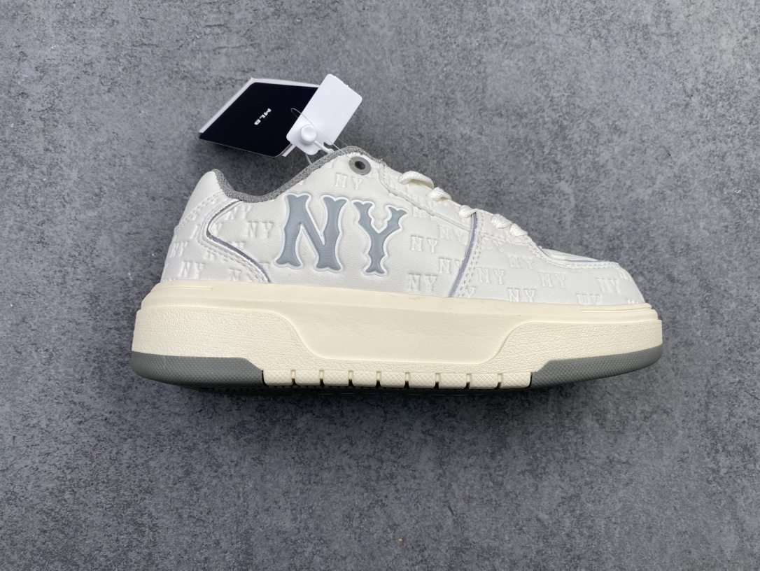 特价💰180
  Korea韩国限定!联乘美国榄球洋基队New York Yankees x MLB Chunky Liner Low 学长鞋系列低帮老爹风轻量增高厚底百搭休闲运动板鞋“米白浅蓝牛仔NY大标”3ASXD025N-50BLS
尺码：35 36 36.5 37.5 38 38.5 39 40 40.5 41 42 42.5 43 44 45h6