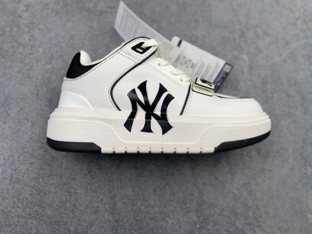 特价💰180
  Korea韩国限定!联乘美国榄球洋基队New York Yankees x MLB Chunky Liner Low 学长鞋系列低帮老爹风轻量增高厚底百搭休闲运动板鞋“米白浅蓝牛仔NY大标”3ASXD025N-50BLS
尺码：35 36 36.5 37.5 38 38.5 39 40 40.5 41 42 42.5 43 44 45h6