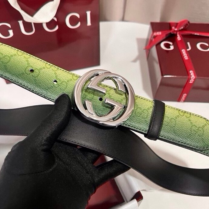 古奇 新款 采用清新淡蓝色调的渐变效果印花，为各项基本功能增添了新的亮点。这款腰带采用带有全面渐变印花效