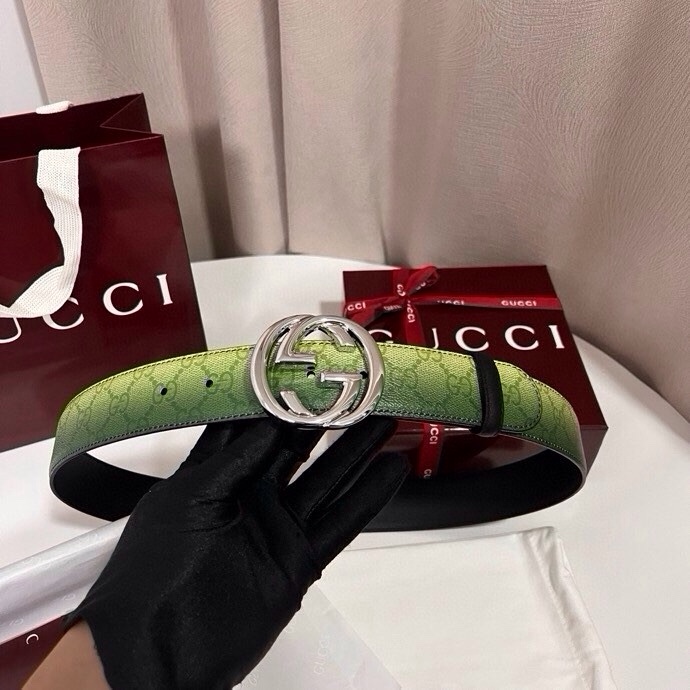 古奇 新款 采用清新淡蓝色调的渐变效果印花，为各项基本功能增添了新的亮点。这款腰带采用带有全面渐变印花效