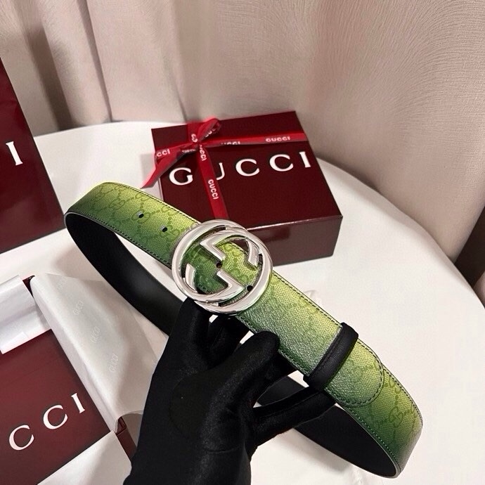 古奇 新款 采用清新淡蓝色调的渐变效果印花，为各项基本功能增添了新的亮点。这款腰带采用带有全面渐变印花效