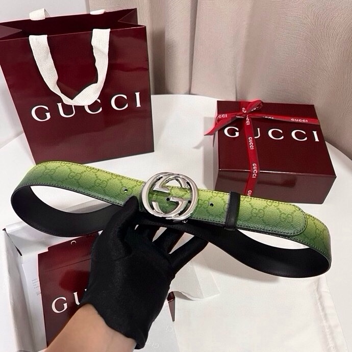 古奇 新款 采用清新淡蓝色调的渐变效果印花，为各项基本功能增添了新的亮点。这款腰带采用带有全面渐变印花效