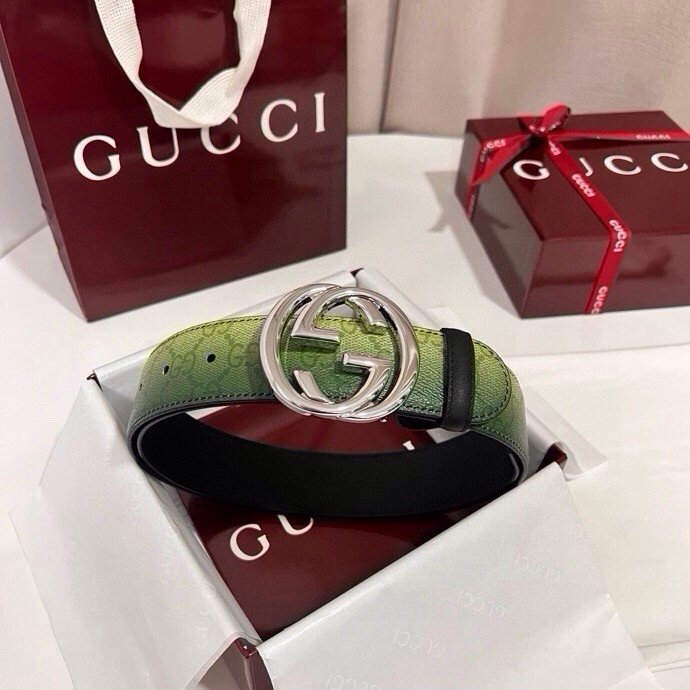 古奇 新款 采用清新淡蓝色调的渐变效果印花，为各项基本功能增添了新的亮点。这款腰带采用带有全面渐变印花效