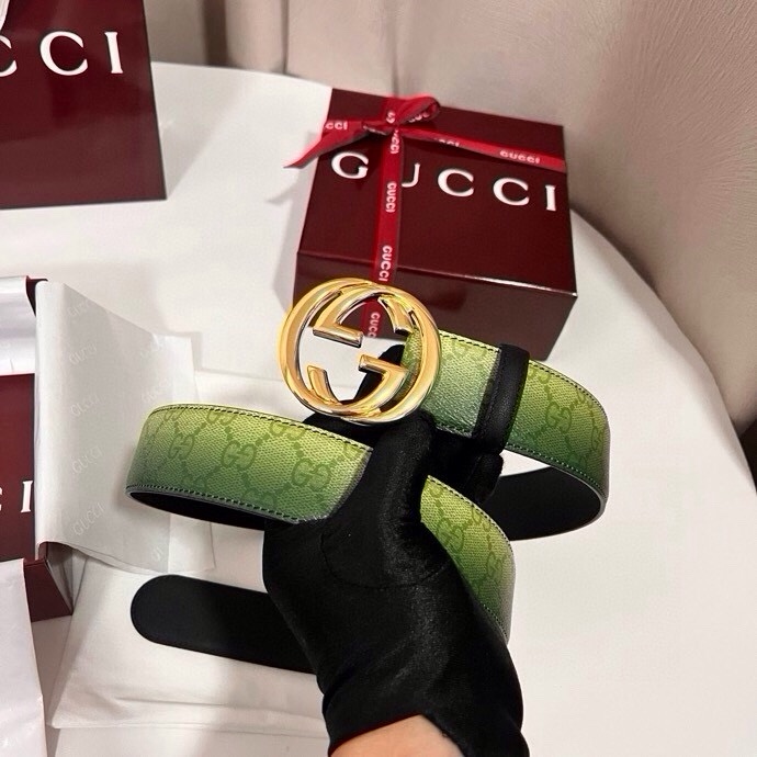 古奇 新款 采用清新淡蓝色调的渐变效果印花，为各项基本功能增添了新的亮点。这款腰带采用带有全面渐变印花效