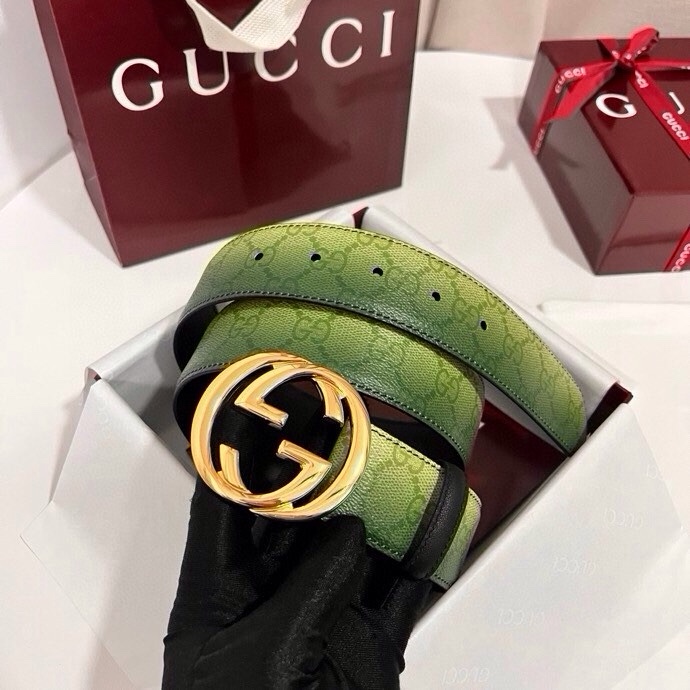 古奇 新款 采用清新淡蓝色调的渐变效果印花，为各项基本功能增添了新的亮点。这款腰带采用带有全面渐变印花效