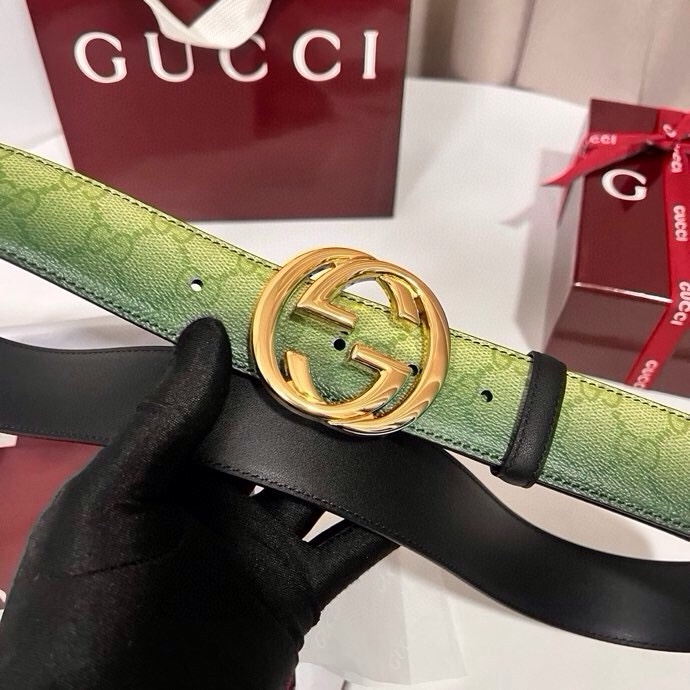 古奇 新款 采用清新淡蓝色调的渐变效果印花，为各项基本功能增添了新的亮点。这款腰带采用带有全面渐变印花效