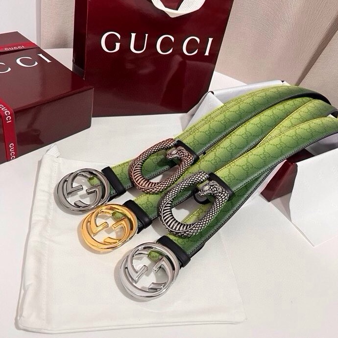 古奇 新款 采用清新淡蓝色调的渐变效果印花，为各项基本功能增添了新的亮点。这款腰带采用带有全面渐变印花效