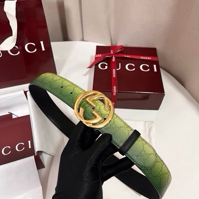 古奇 新款 采用清新淡蓝色调的渐变效果印花，为各项基本功能增添了新的亮点。这款腰带采用带有全面渐变印花效