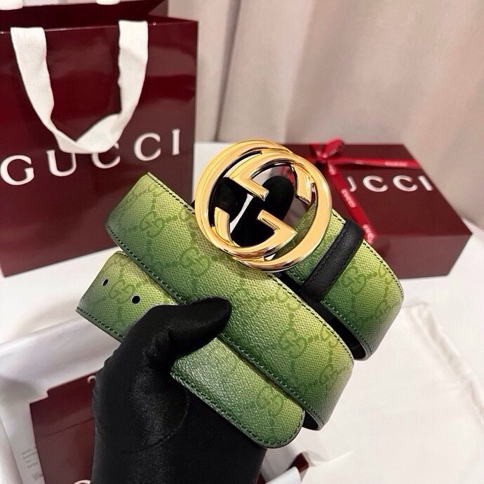 古奇 新款 采用清新淡蓝色调的渐变效果印花，为各项基本功能增添了新的亮点。这款腰带采用带有全面渐变印花效