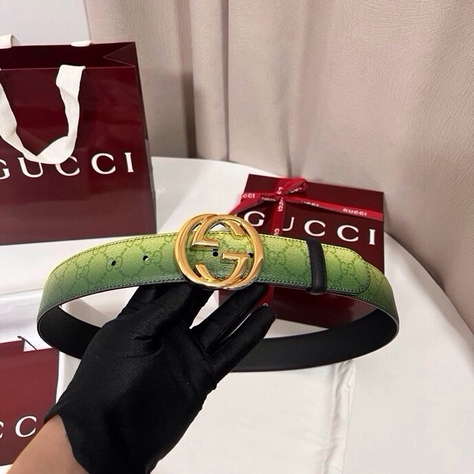 古奇 新款 采用清新淡蓝色调的渐变效果印花，为各项基本功能增添了新的亮点。这款腰带采用带有全面渐变印花效