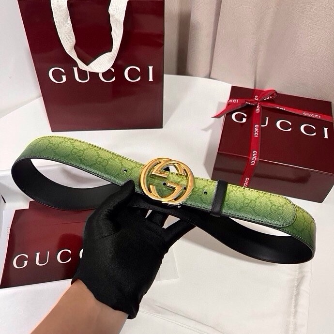 古奇 新款 采用清新淡蓝色调的渐变效果印花，为各项基本功能增添了新的亮点。这款腰带采用带有全面渐变印花效