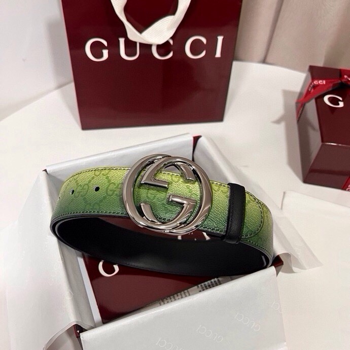 古奇 新款 采用清新淡蓝色调的渐变效果印花，为各项基本功能增添了新的亮点。这款腰带采用带有全面渐变印花效