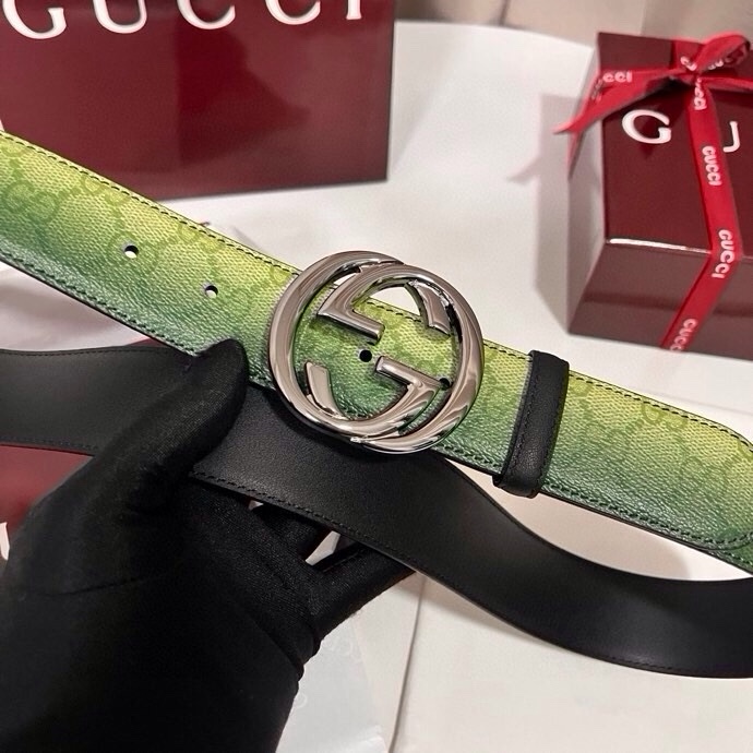 古奇 新款 采用清新淡蓝色调的渐变效果印花，为各项基本功能增添了新的亮点。这款腰带采用带有全面渐变印花效