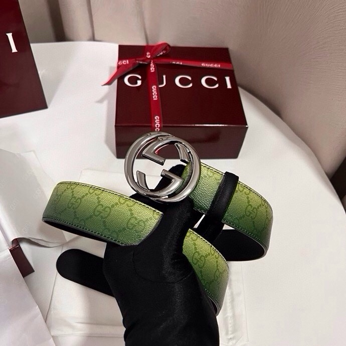 古奇 新款 采用清新淡蓝色调的渐变效果印花，为各项基本功能增添了新的亮点。这款腰带采用带有全面渐变印花效