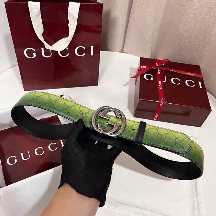 古奇 新款 采用清新淡蓝色调的渐变效果印花，为各项基本功能增添了新的亮点。这款腰带采用带有全面渐变印花效