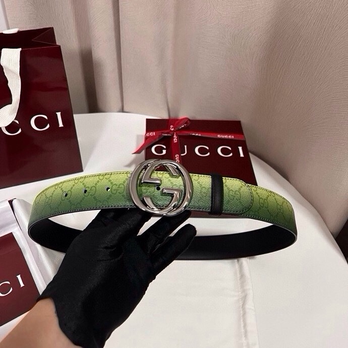 古奇 新款 采用清新淡蓝色调的渐变效果印花，为各项基本功能增添了新的亮点。这款腰带采用带有全面渐变印花效