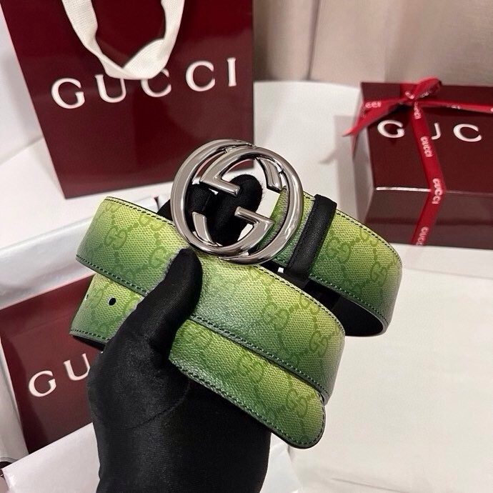 古奇 新款 采用清新淡蓝色调的渐变效果印花，为各项基本功能增添了新的亮点。这款腰带采用带有全面渐变印花效