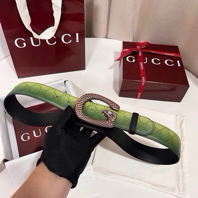 古奇 新款 采用清新淡蓝色调的渐变效果印花，为各项基本功能增添了新的亮点。这款腰带采用带有全面渐变印花效