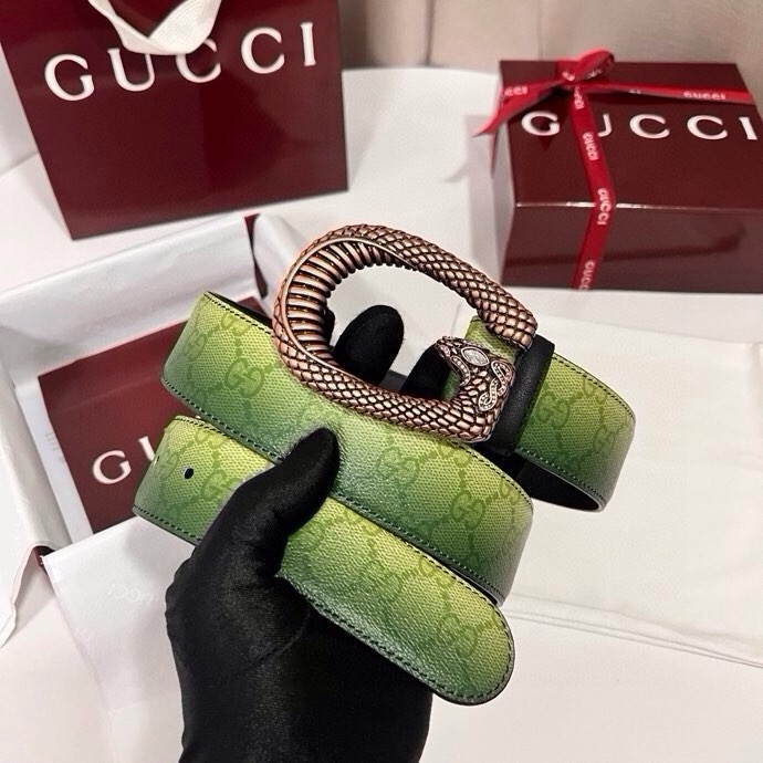 古奇 新款 采用清新淡蓝色调的渐变效果印花，为各项基本功能增添了新的亮点。这款腰带采用带有全面渐变印花效