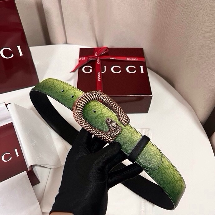 古奇 新款 采用清新淡蓝色调的渐变效果印花，为各项基本功能增添了新的亮点。这款腰带采用带有全面渐变印花效