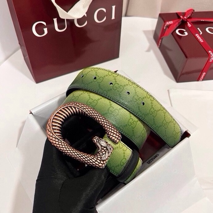 古奇 新款 采用清新淡蓝色调的渐变效果印花，为各项基本功能增添了新的亮点。这款腰带采用带有全面渐变印花效