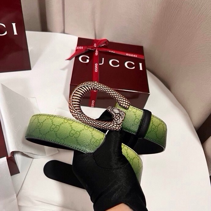 古奇 新款 采用清新淡蓝色调的渐变效果印花，为各项基本功能增添了新的亮点。这款腰带采用带有全面渐变印花效