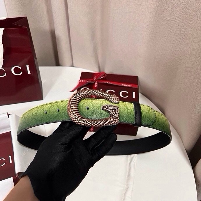 古奇 新款 采用清新淡蓝色调的渐变效果印花，为各项基本功能增添了新的亮点。这款腰带采用带有全面渐变印花效