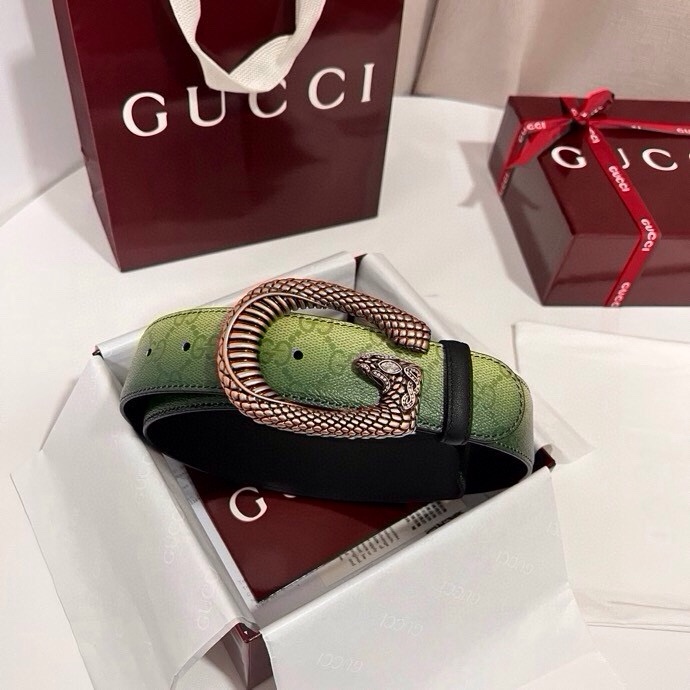 古奇 新款 采用清新淡蓝色调的渐变效果印花，为各项基本功能增添了新的亮点。这款腰带采用带有全面渐变印花效