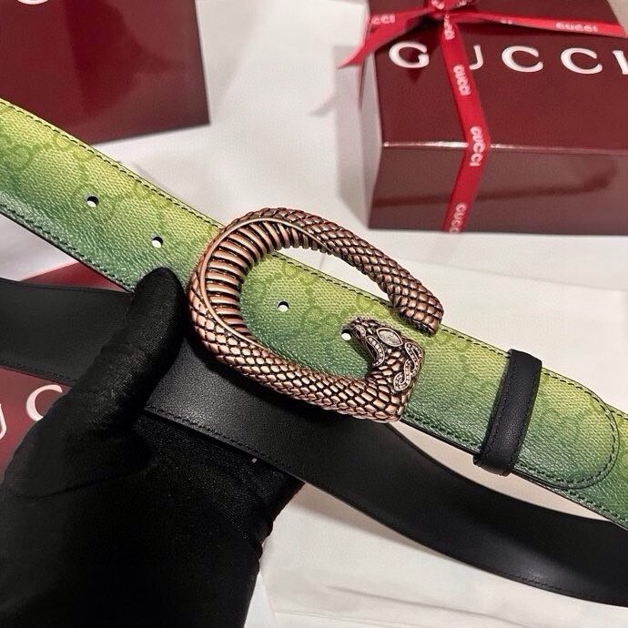 古奇 新款 采用清新淡蓝色调的渐变效果印花，为各项基本功能增添了新的亮点。这款腰带采用带有全面渐变印花效