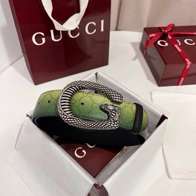 古奇 新款 采用清新淡蓝色调的渐变效果印花，为各项基本功能增添了新的亮点。这款腰带采用带有全面渐变印花效