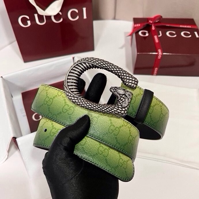 古奇 新款 采用清新淡蓝色调的渐变效果印花，为各项基本功能增添了新的亮点。这款腰带采用带有全面渐变印花效