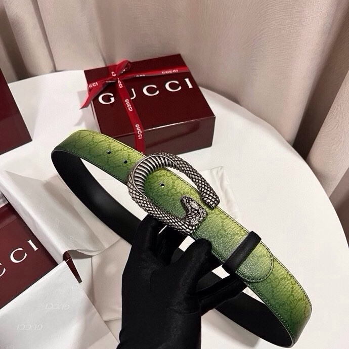 古奇 新款 采用清新淡蓝色调的渐变效果印花，为各项基本功能增添了新的亮点。这款腰带采用带有全面渐变印花效