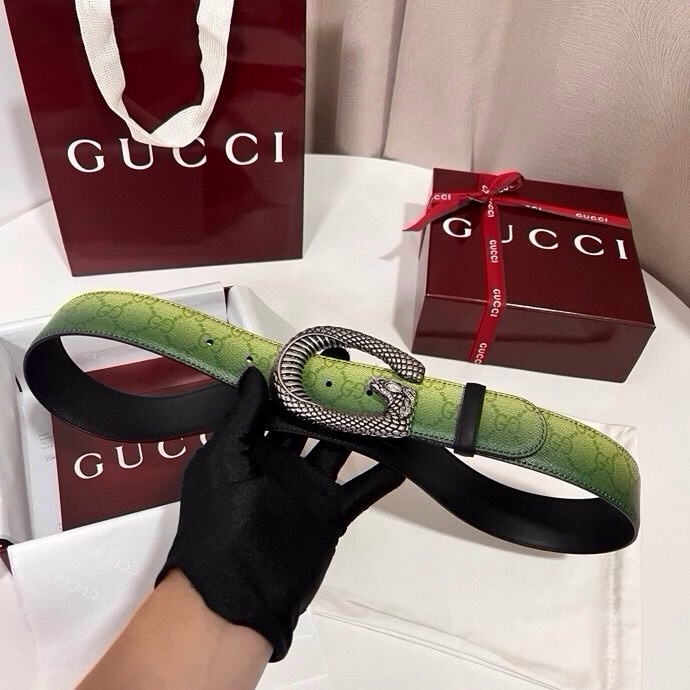 古奇 新款 采用清新淡蓝色调的渐变效果印花，为各项基本功能增添了新的亮点。这款腰带采用带有全面渐变印花效