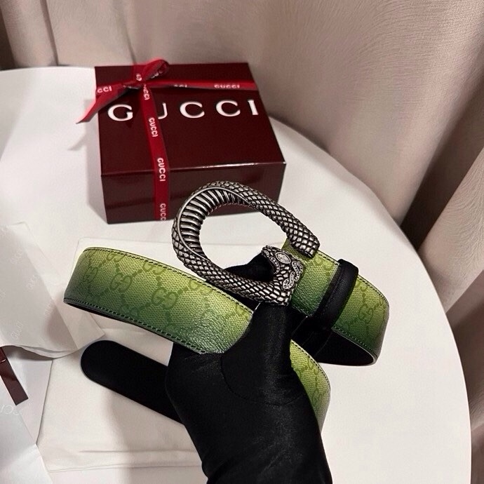 古奇 新款 采用清新淡蓝色调的渐变效果印花，为各项基本功能增添了新的亮点。这款腰带采用带有全面渐变印花效