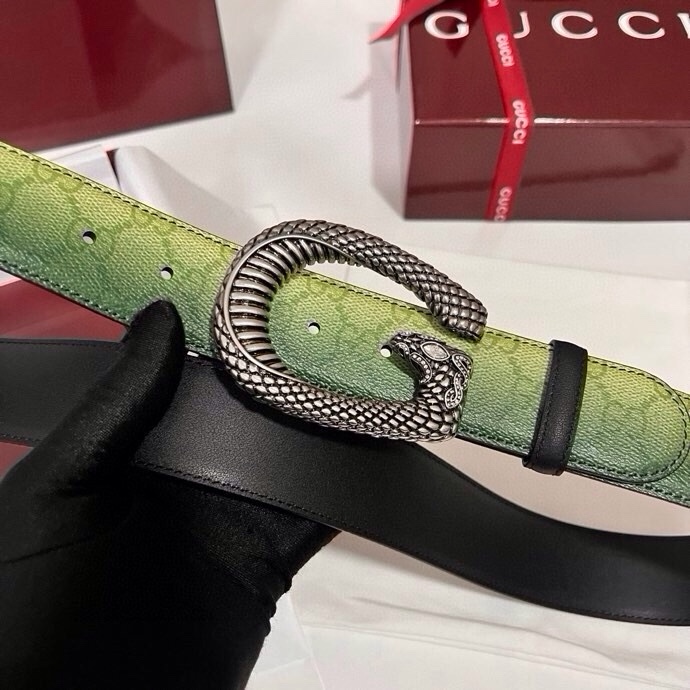 古奇 新款 采用清新淡蓝色调的渐变效果印花，为各项基本功能增添了新的亮点。这款腰带采用带有全面渐变印花效