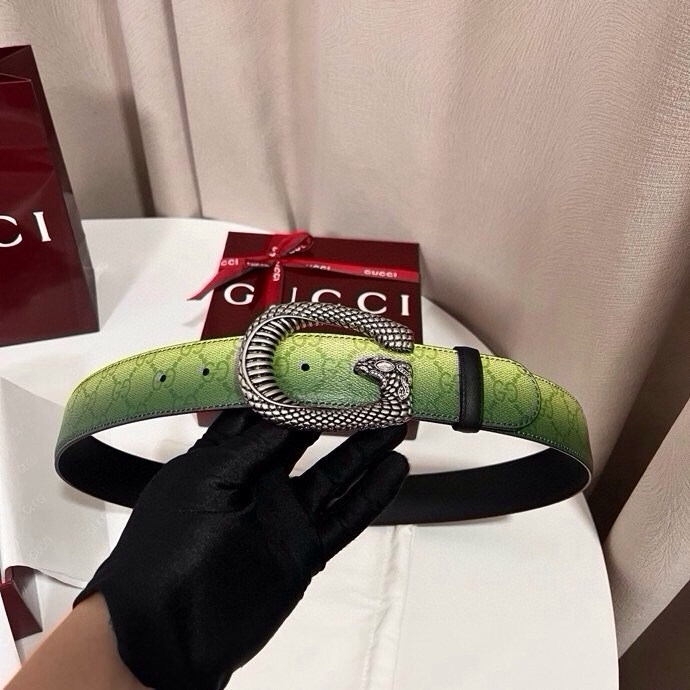 古奇 新款 采用清新淡蓝色调的渐变效果印花，为各项基本功能增添了新的亮点。这款腰带采用带有全面渐变印花效